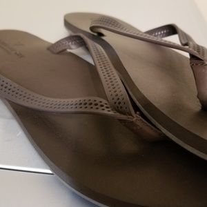 American eagle flip flops